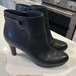 Clark’s Ariel Black Ankle Boots Size 9 EUC!